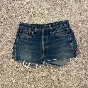 Perfect Vintage Levi’s 501 cutoff shorts fits size 26/27